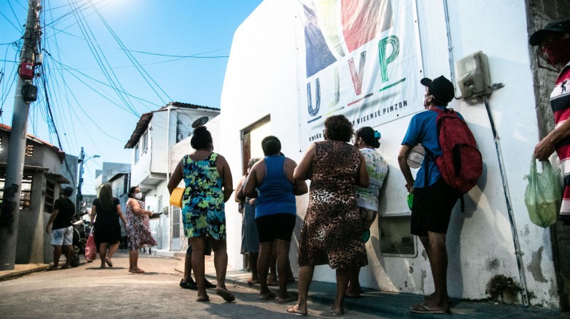 1_associacao_entrega_alimentos_no_vicente_pizon_fotos_por_fernanda_barros-17434536